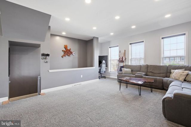 207 LAKESIDE XING, Mount Joy, PA 17552
