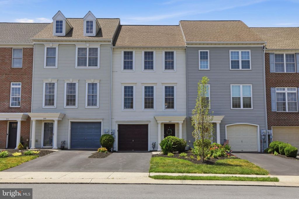 207 LAKESIDE XING, Mount Joy, PA 17552