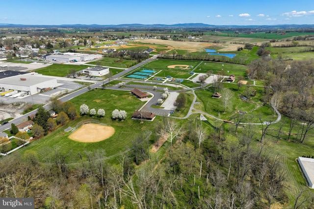 31 E LAKE VIEW DR, Littlestown, PA 17340