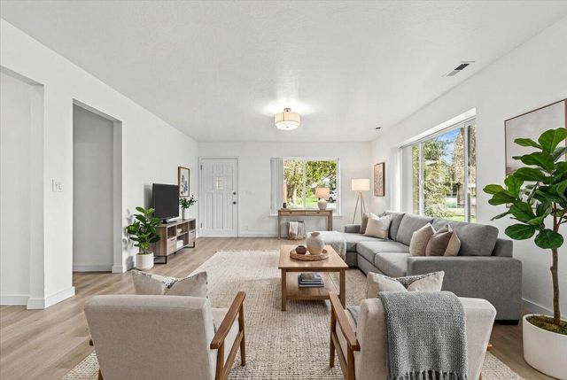 4127 Fern Valley Road, Phoenix, OR 97535