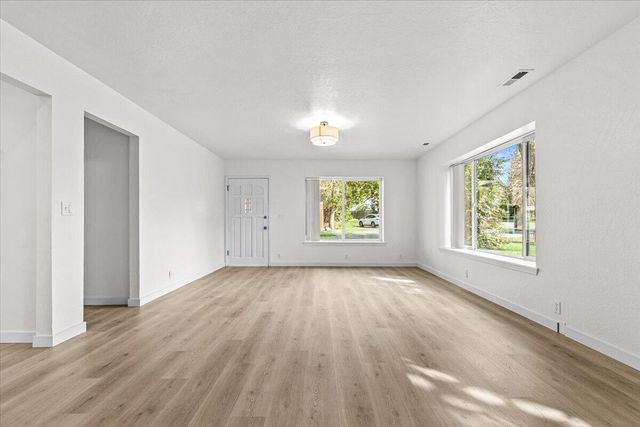 4127 Fern Valley Road, Phoenix, OR 97535