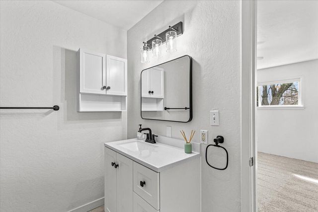 4127 Fern Valley Road, Phoenix, OR 97535