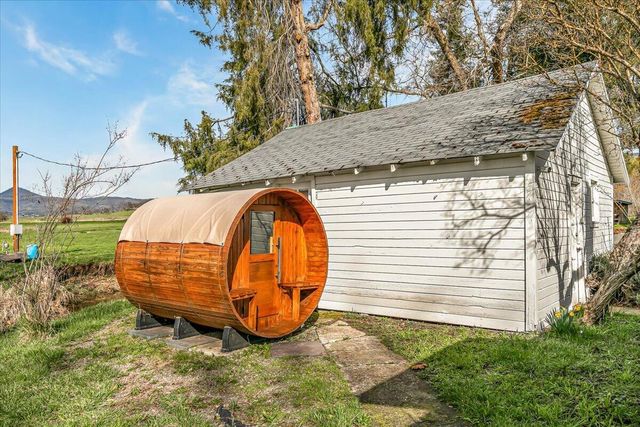 4127 Fern Valley Road, Phoenix, OR 97535