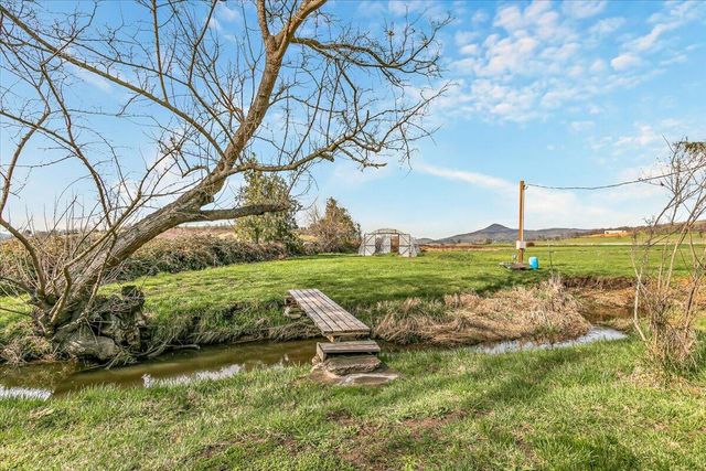 4127 Fern Valley Road, Phoenix, OR 97535