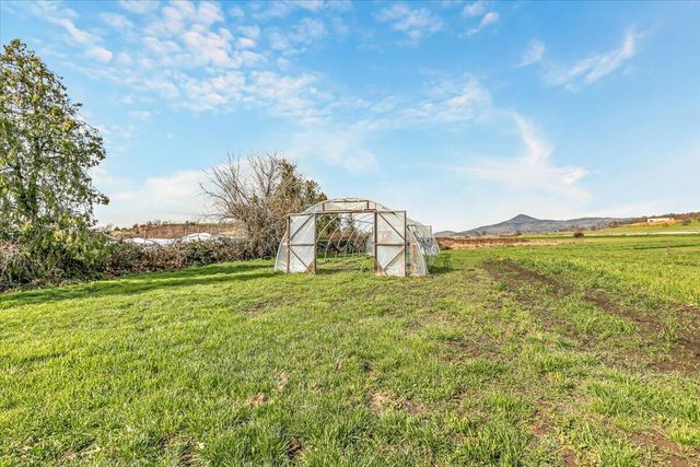 4127 Fern Valley Road, Phoenix, OR 97535