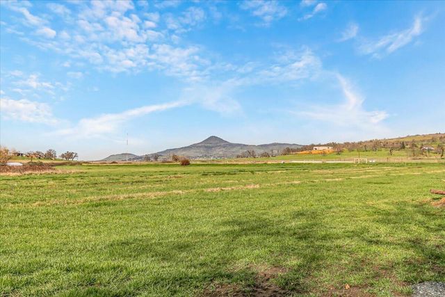 4127 Fern Valley Road, Phoenix, OR 97535