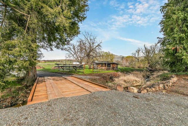 4127 Fern Valley Road, Phoenix, OR 97535