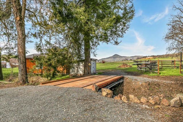 4127 Fern Valley Road, Phoenix, OR 97535