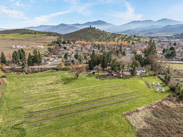 4127 Fern Valley Road, Phoenix, OR 97535