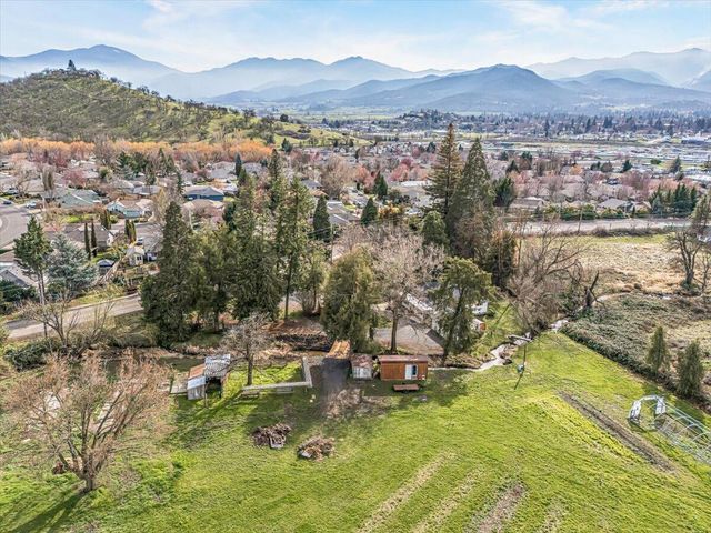 4127 Fern Valley Road, Phoenix, OR 97535