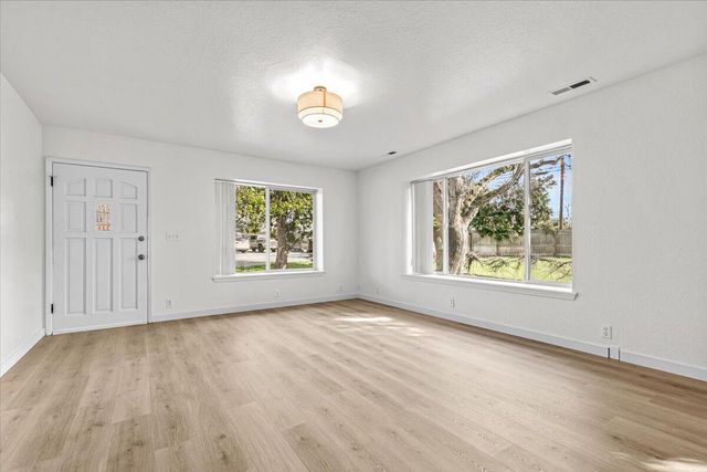 4127 Fern Valley Road, Phoenix, OR 97535