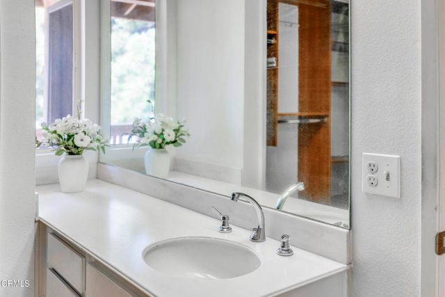 945 McHugh Court, Ventura, CA 93003