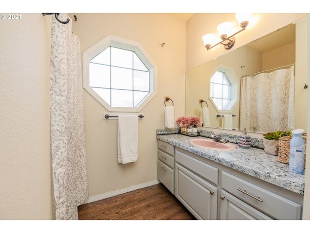 16121 Ne SAN RAFAEL St, Portland, OR 97230