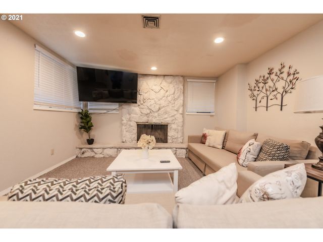 16121 Ne SAN RAFAEL St, Portland, OR 97230