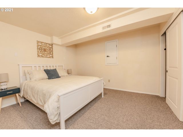 16121 Ne SAN RAFAEL St, Portland, OR 97230