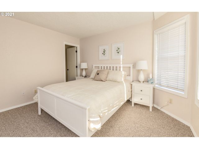 16121 Ne SAN RAFAEL St, Portland, OR 97230