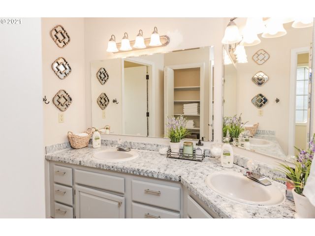 16121 Ne SAN RAFAEL St, Portland, OR 97230