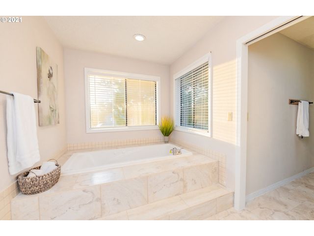 16121 Ne SAN RAFAEL St, Portland, OR 97230