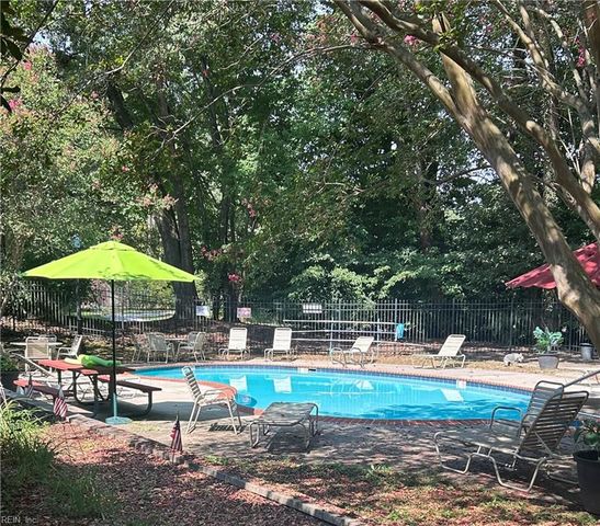 110 Stratford Dr Apt F, Williamsburg, VA 23185