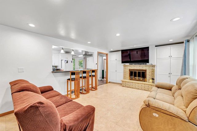 1014 LAVERNE DRIVE, Green Bay, WI 54311