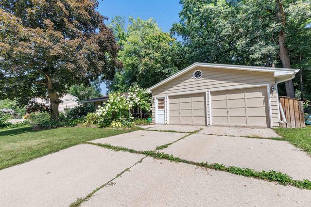 1014 LAVERNE DRIVE, Green Bay, WI 54311