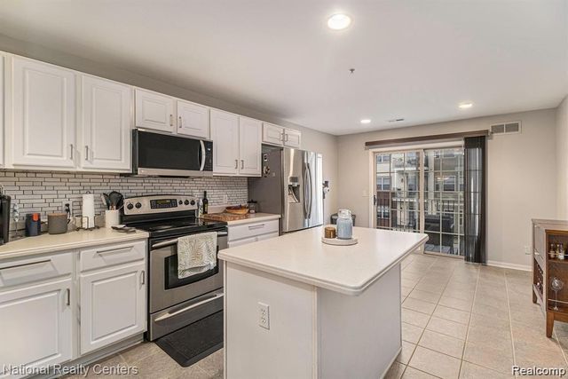 3082 Camden Drive, Troy, MI 48084