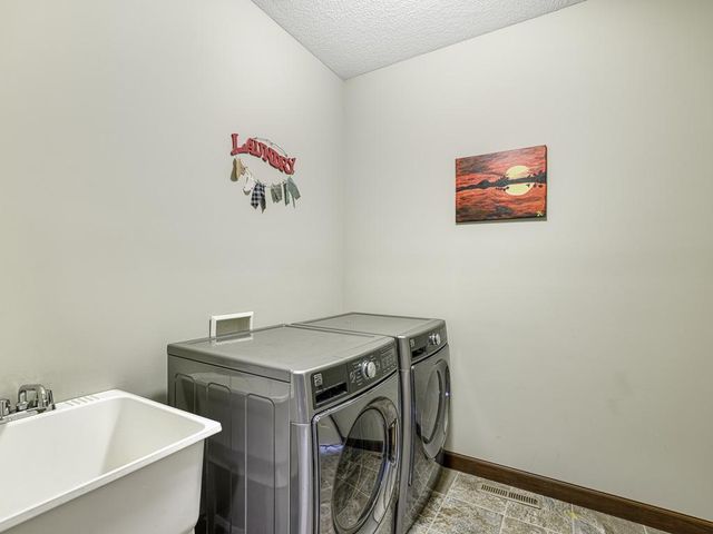 6024 158th Street W, Apple Valley, MN 55124