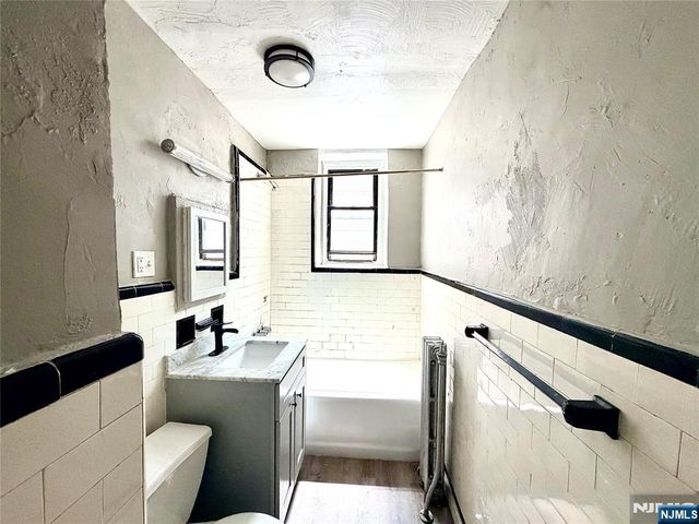 17 Elwood Place 103, Newark, NJ 07104