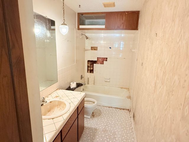 8265 Cypress Lane, Eden Prairie, MN 55347