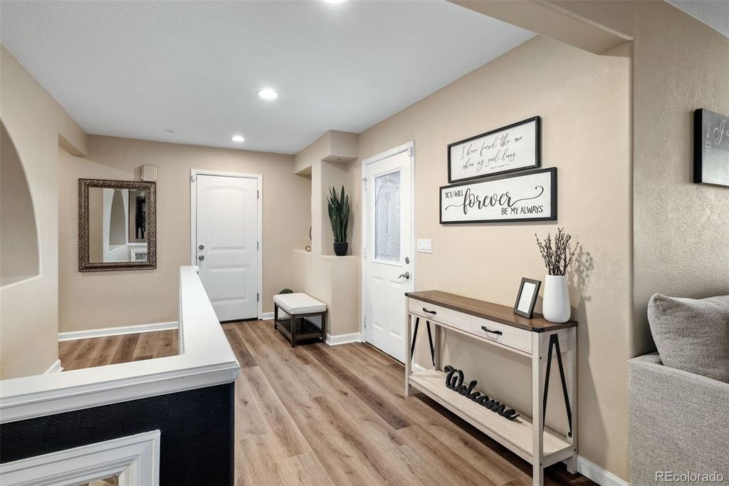 Image 4 of property listing at 6691 S Abilene Way, Centennial, CO 80111