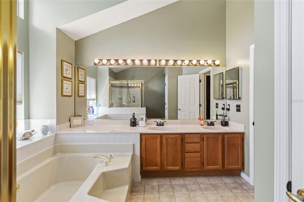 Image 17 of property listing at 2043 SAWGRASS DRIVE, Apopka, FL 32712