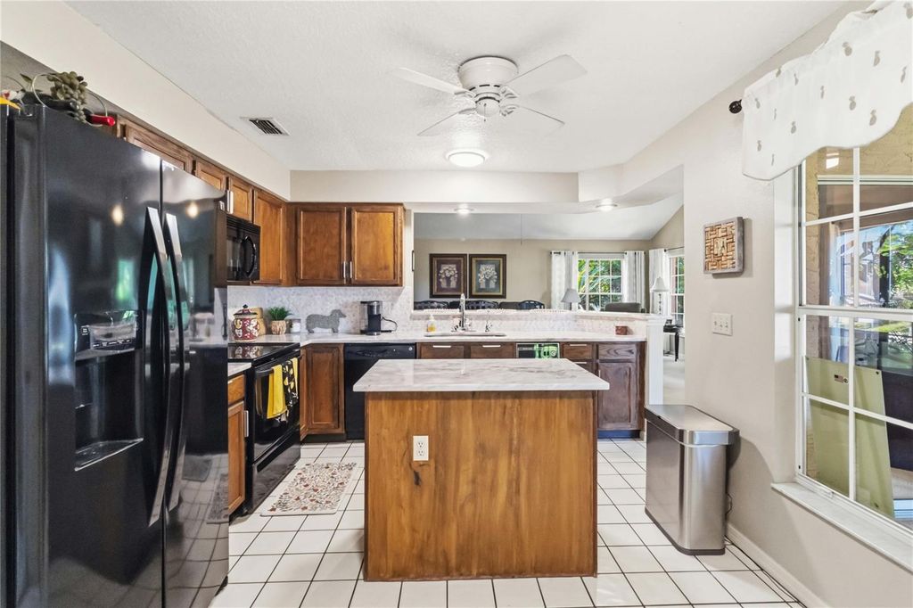 Image 9 of property listing at 2043 SAWGRASS DRIVE, Apopka, FL 32712