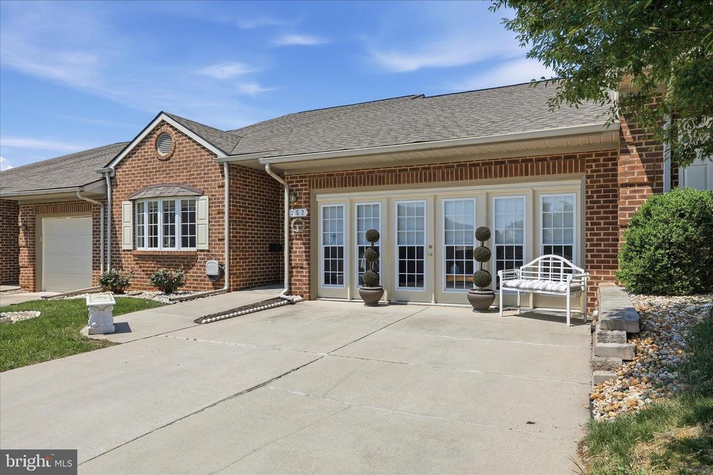 Image 2 of property listing at 352 SUNBROOK LN #117, Hagerstown, MD 21742