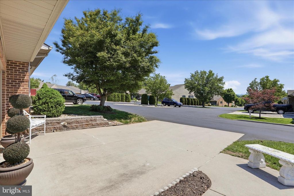 Image 3 of property listing at 352 SUNBROOK LN #117, Hagerstown, MD 21742