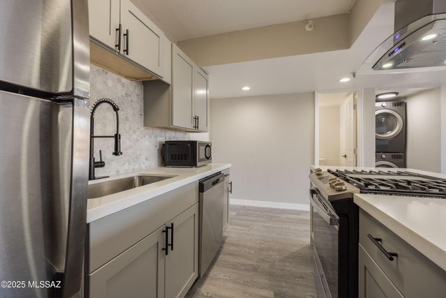 425 W Paseo Redondo Apt 2J, Tucson, AZ 85701