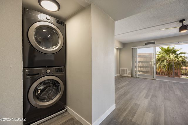 425 W Paseo Redondo Apt 2J, Tucson, AZ 85701