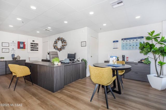 425 W Paseo Redondo Apt 2J, Tucson, AZ 85701