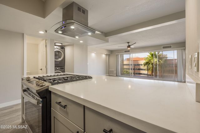 425 W Paseo Redondo Apt 2J, Tucson, AZ 85701