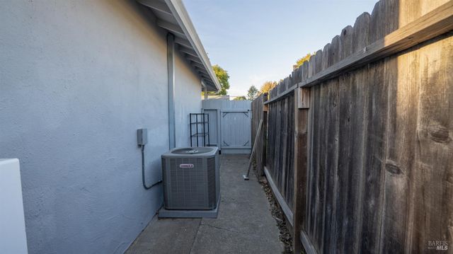 1047 E Tennessee Ct, Fairfield, CA 94533