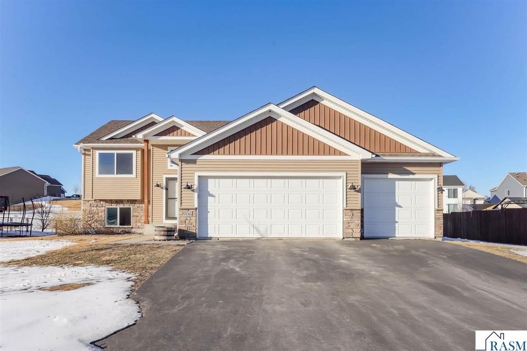 906 NE Mulberry Street, Montgomery, MN 56069