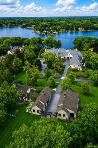5400 Pontiac Trail, Orchard Lake, MI 48323
