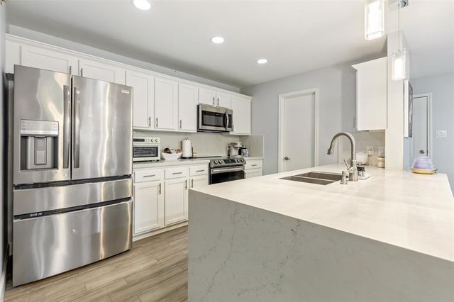 8051 Bay Branch Drive 324, The Woodlands, TX 77382