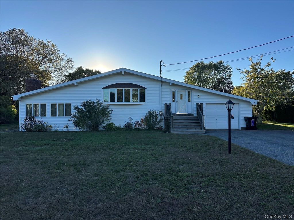 14 Fairview Road, Hampton Bays, NY 11946
