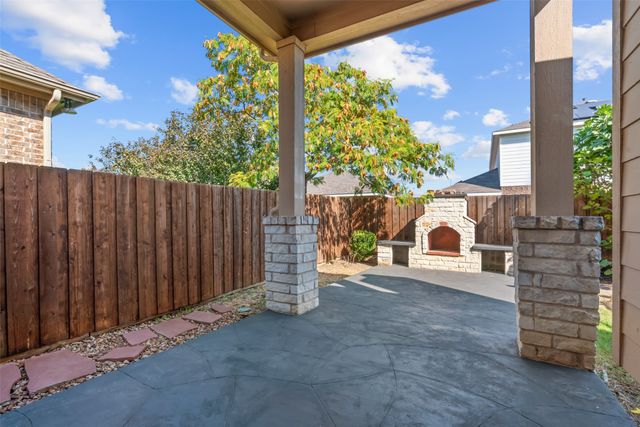 1305 Realoaks Drive, Fort Worth, TX 76131