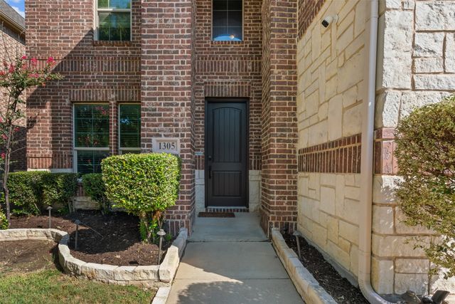 1305 Realoaks Drive, Fort Worth, TX 76131