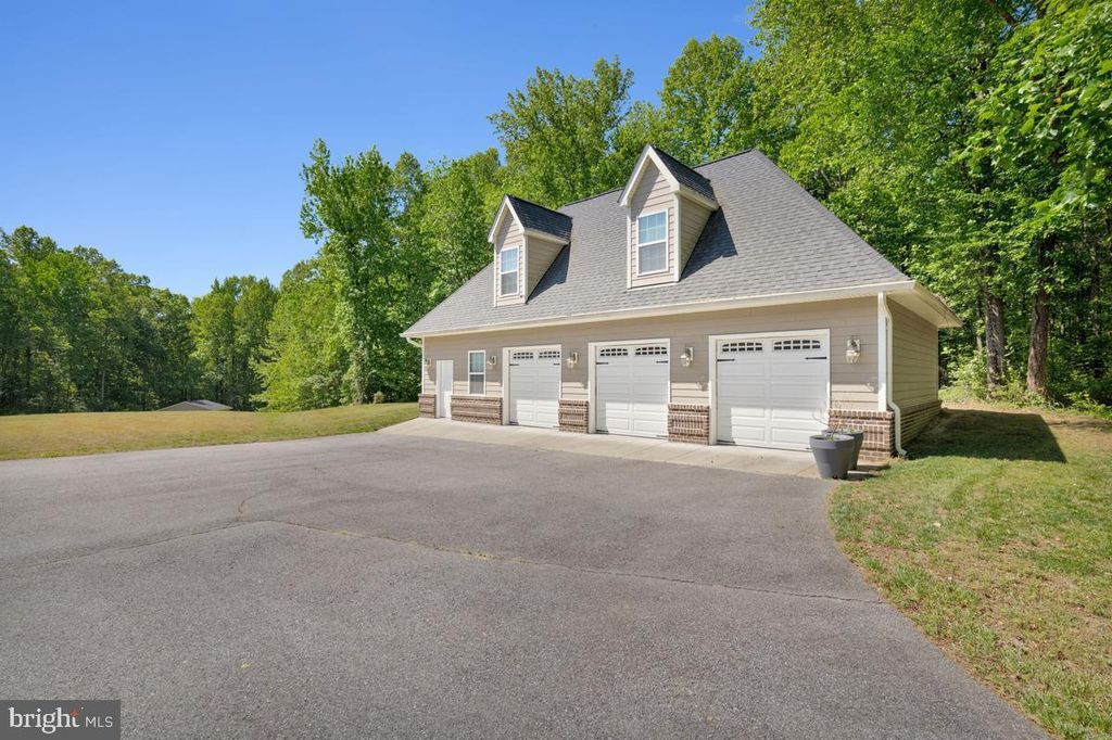 Image 100 of property listing at 7205 S FLINT HILL RD S, Owings, MD 20736