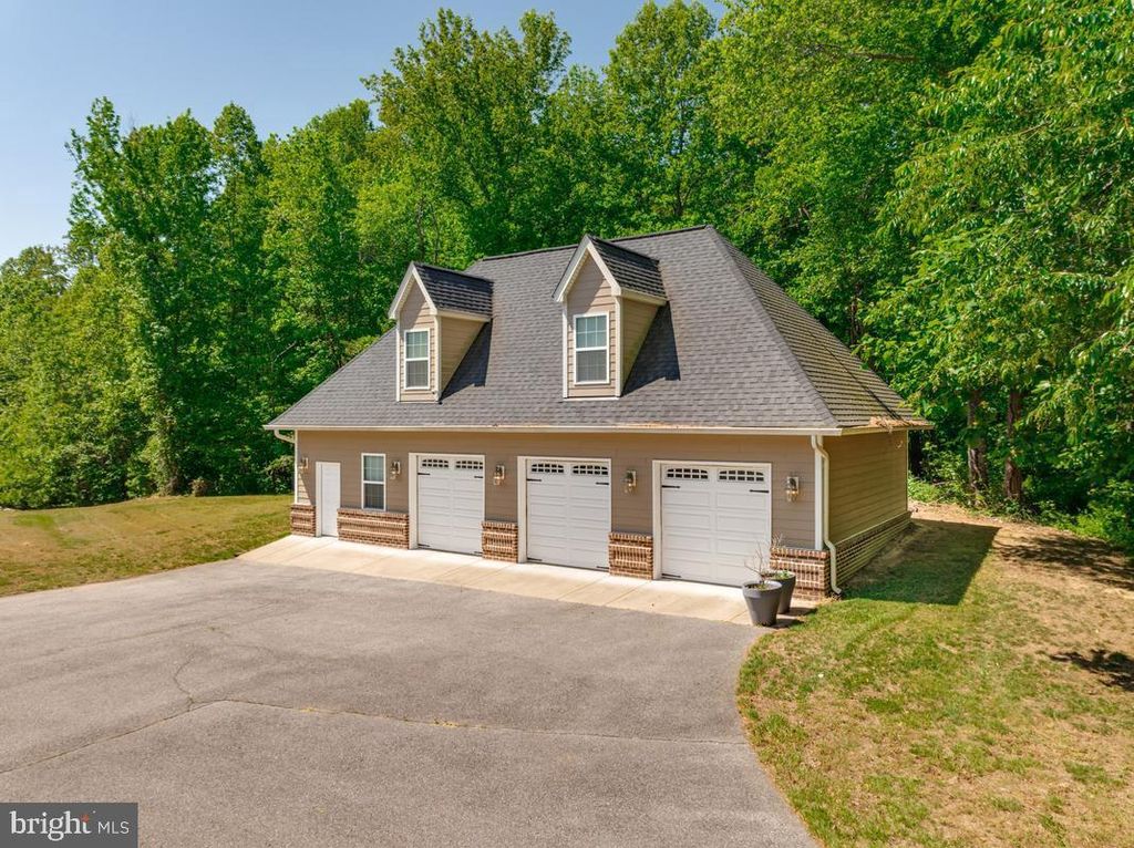 Image 118 of property listing at 7205 S FLINT HILL RD S, Owings, MD 20736