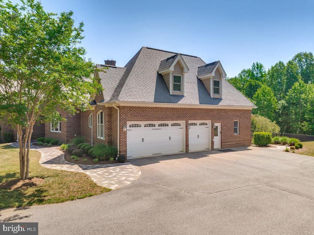 Image 119 of property listing at 7205 S FLINT HILL RD S, Owings, MD 20736