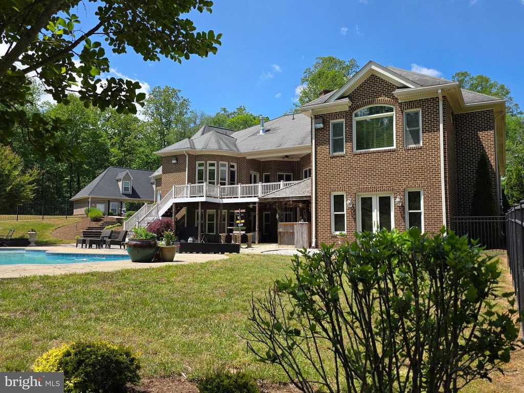 Image 5 of property listing at 7205 S FLINT HILL RD S, Owings, MD 20736