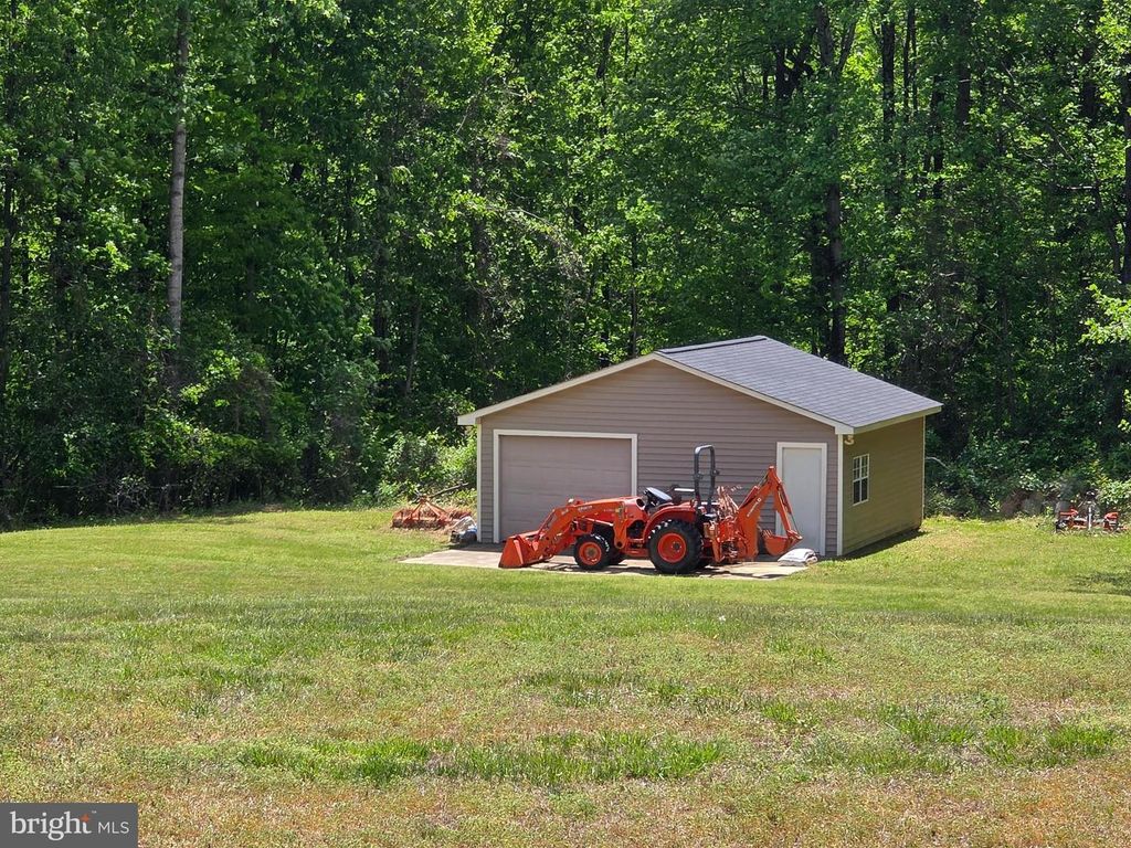 Image 7 of property listing at 7205 S FLINT HILL RD S, Owings, MD 20736